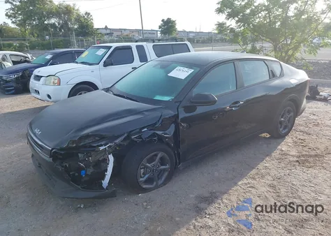 2025 Kia K4 Lxs z USA, uszkodzony, nr VIN 3KPFT4DE3SE045944